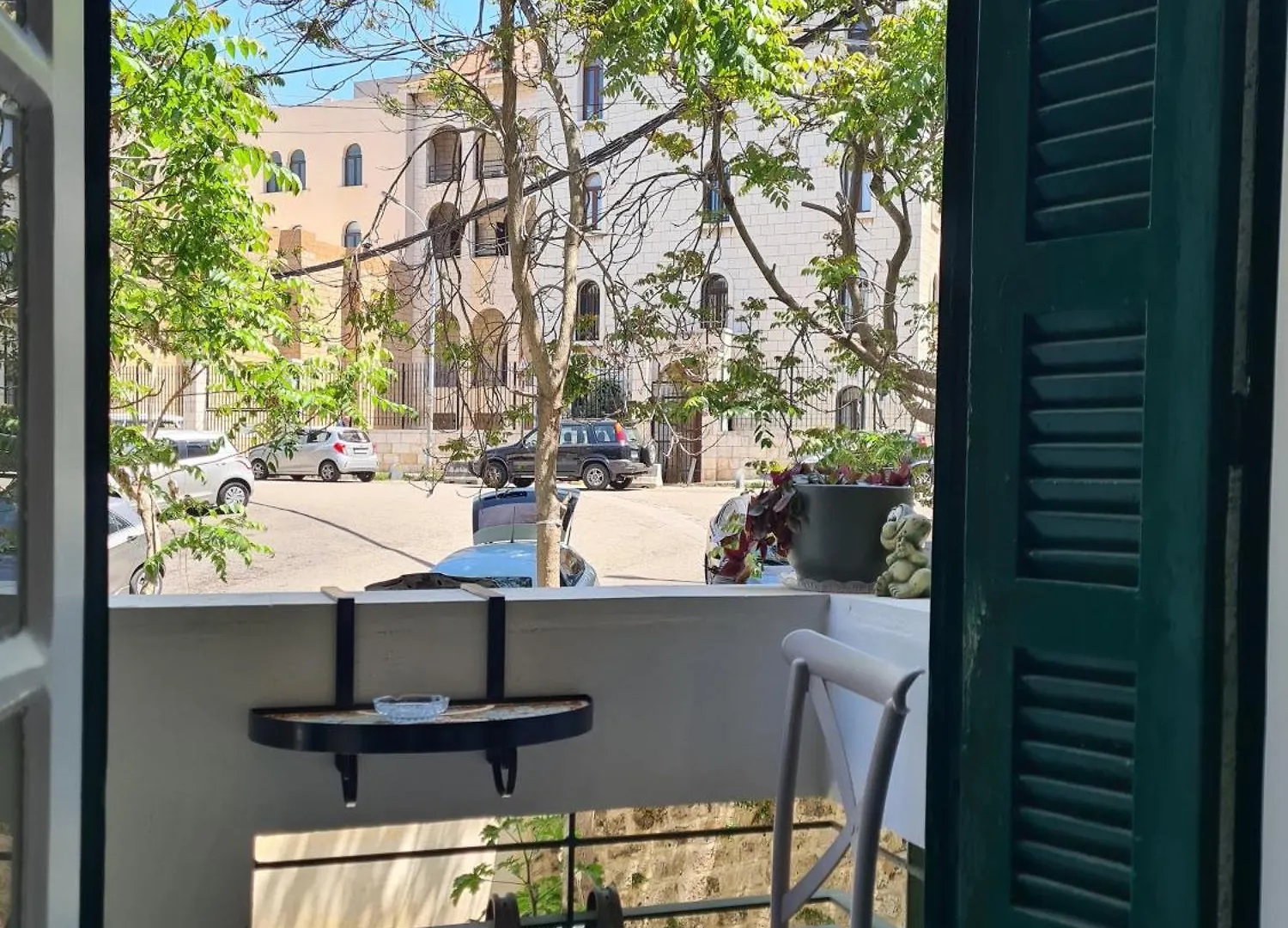 Prime Location - Steps From Beirut Most Lively District - Quiet Spacious And Authentic House 0*,