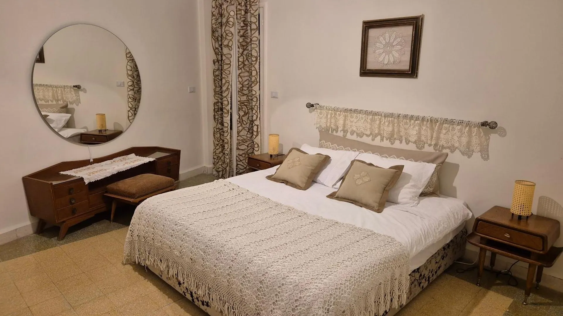 Apartment Prime Location - Steps From Beirut Most Lively District - Quiet Spacious And Authentic House