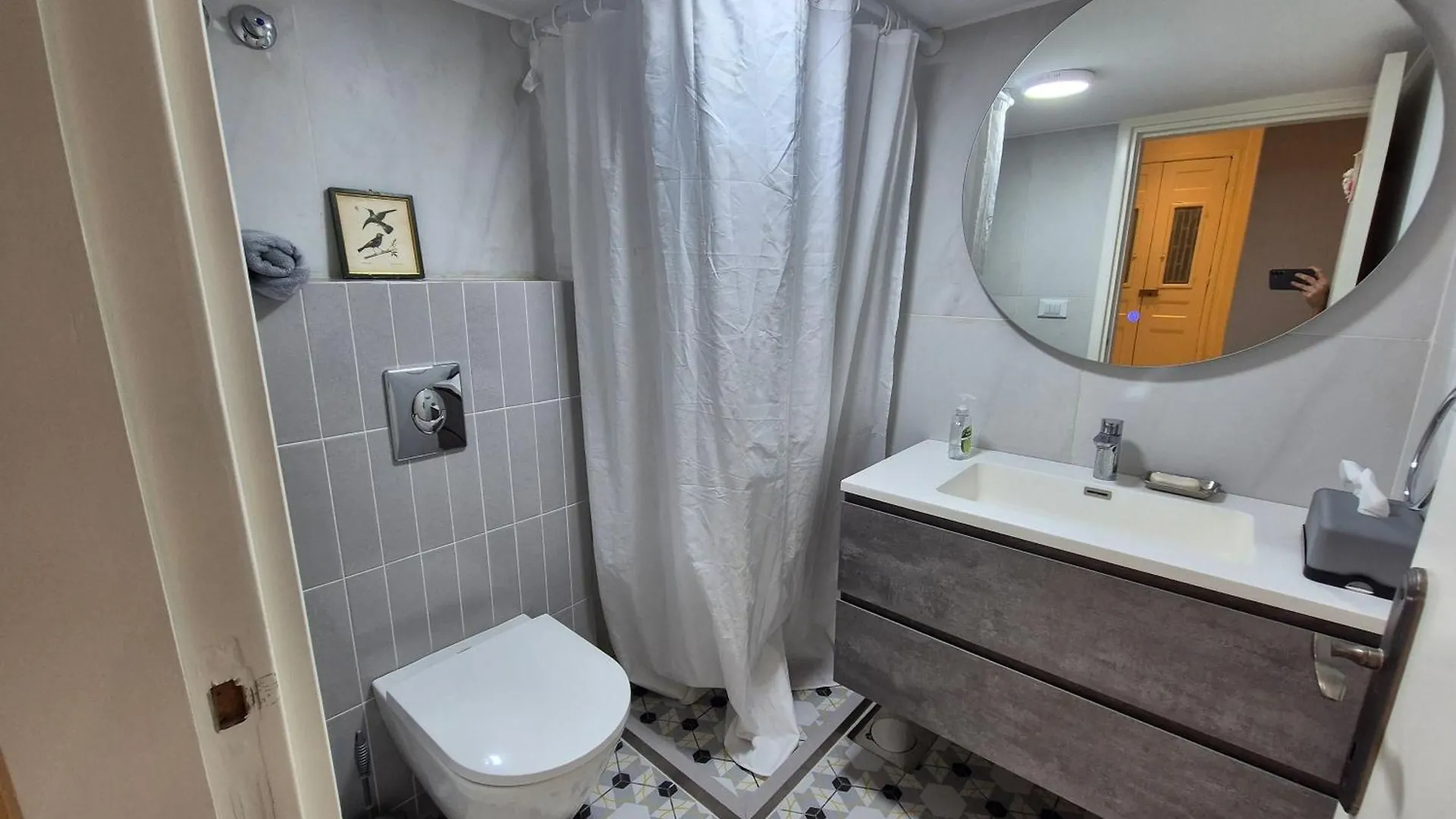Prime Location - Steps From Beirut Most Lively District - Quiet Spacious And Authentic House شقة