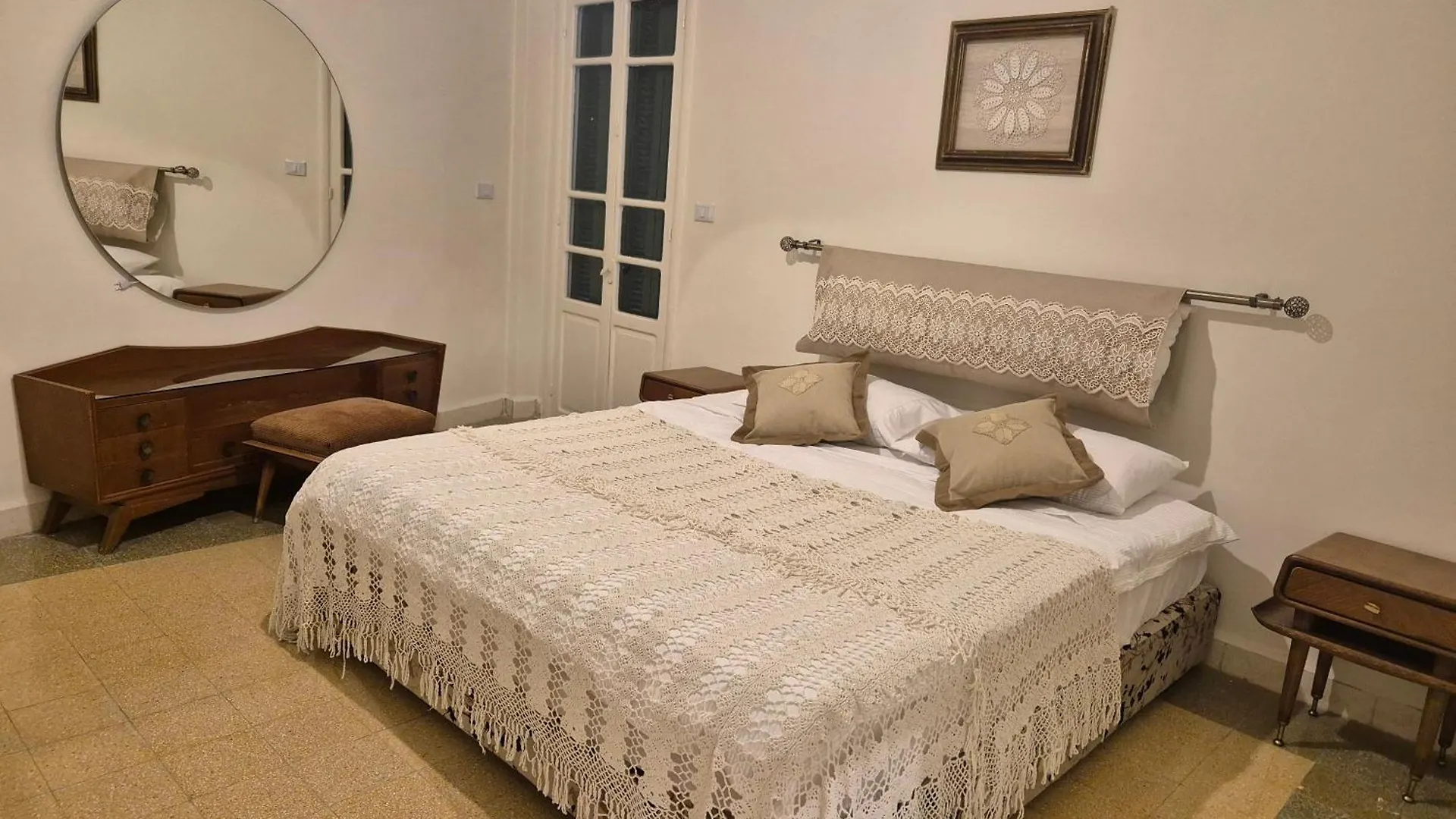 Prime Location - Steps From Beirut Most Lively District - Quiet Spacious And Authentic House لبنان